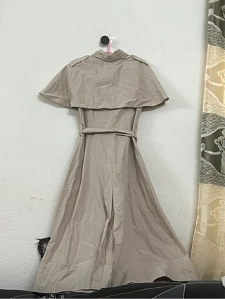 Vestido largo beige elegante con capa