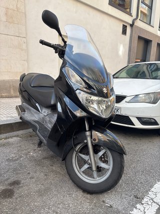 Suzuki Burgman 125 Maxi Scooter Negra