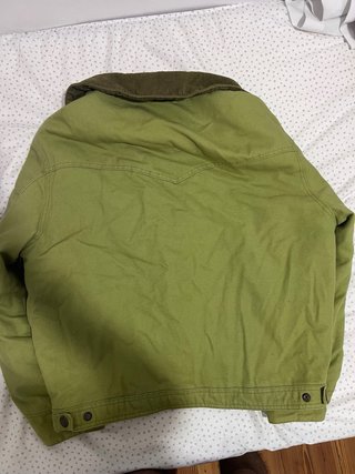 Chaqueta verde estilo workwear