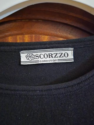 Camiseta negra con manga blanca plisada