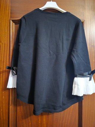 Camiseta negra con manga blanca plisada