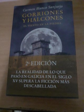 Gorriones y halcones el viento en la piedra