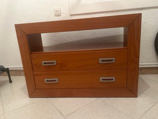 Mueble de madera marrón