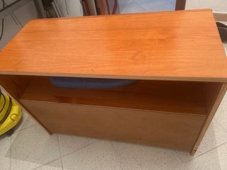 Mueble de madera marrón