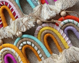 Arcoíris de macramé hechos a mano