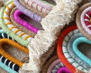 Arcoíris de macramé hechos a mano
