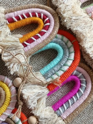 Arcoíris de macramé hechos a mano
