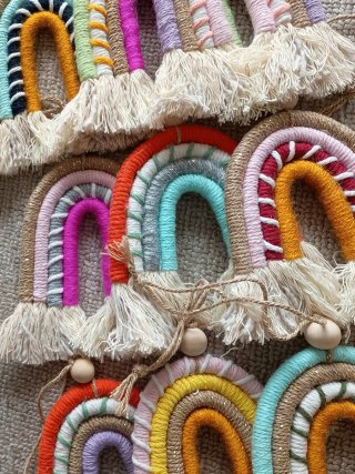 Arcoíris de macramé hechos a mano