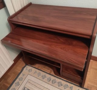 Escritorio de madera marrón
