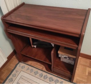 Escritorio de madera marrón