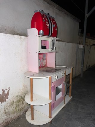 Cocina de madera infantil y accesorios de barbie.
