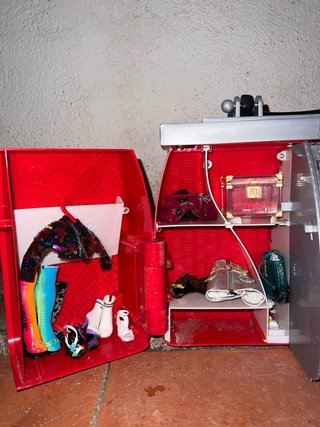 Cocina de madera infantil y accesorios de barbie.