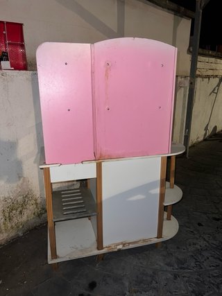 Cocina de madera infantil y accesorios de barbie.