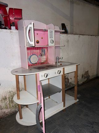 Cocina de madera infantil y accesorios de barbie.