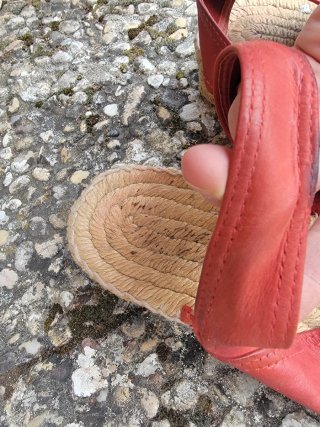 Sandalias de cuña de piel roja