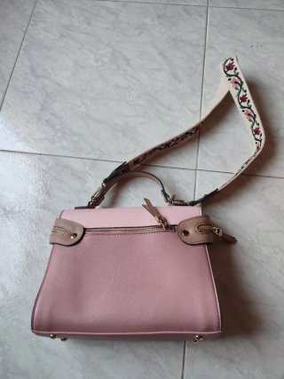 Bolso rosa estructurado con asa y cremallera