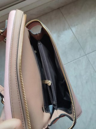 Bolso rosa estructurado con asa y cremallera