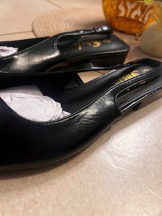 Scarpe slingback nere punta a mandorla