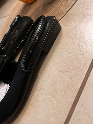 Scarpe slingback nere punta a mandorla