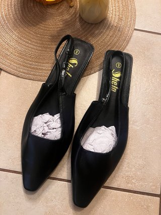 Scarpe slingback nere punta a mandorla