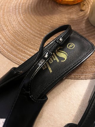 Scarpe slingback nere punta a mandorla