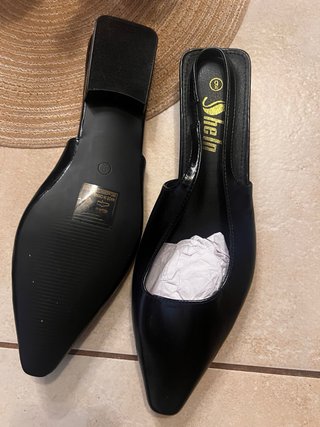 Scarpe slingback nere punta a mandorla