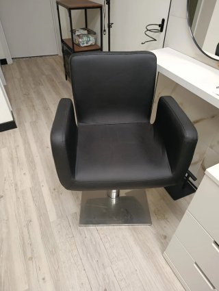 2 Sillones de peluquería negro y plateado