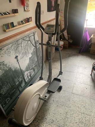 Bicicleta elíptica gris y blanca