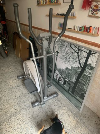 Bicicleta elíptica gris y blanca