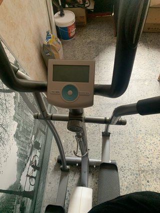 Bicicleta elíptica gris y blanca