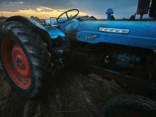Tractor Ebro 48 funcionando