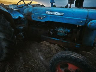 Tractor Ebro 48 funcionando