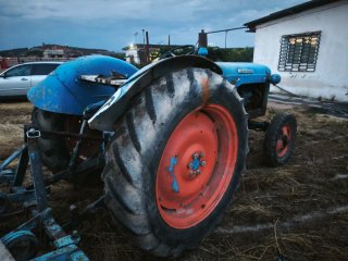 Tractor Ebro 48 funcionando