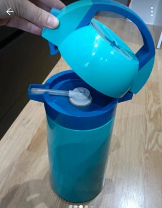 Termo de agua azul y azul