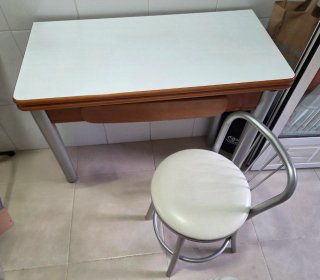 Mesa de cocina plegable de madera y patas de metal
