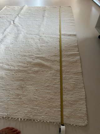 Alfombra de tela beige y blanca
