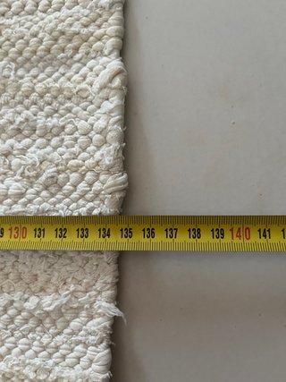 Alfombra de tela beige y blanca