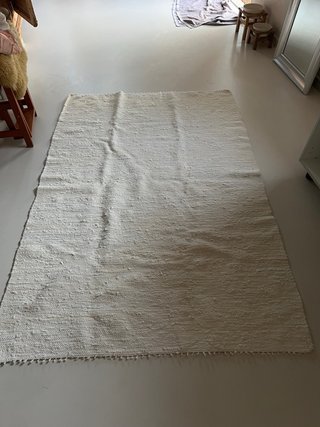 Alfombra de tela beige y blanca