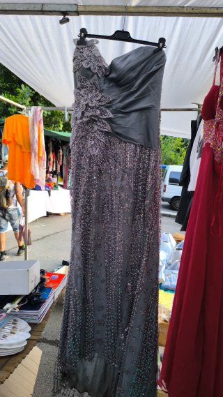 Vestido de fiesta gris con pedrería