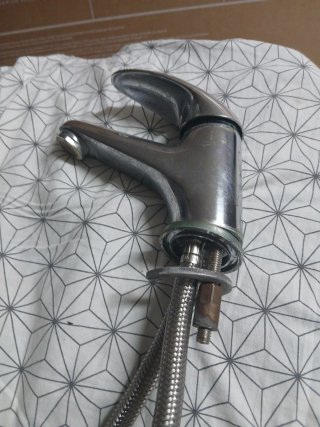 Grifo de lavabo metálico