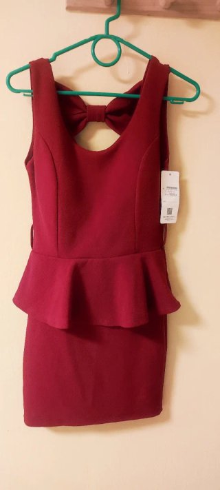 Vestido rojo con lazo en la espalda