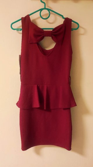 Vestido rojo con lazo en la espalda