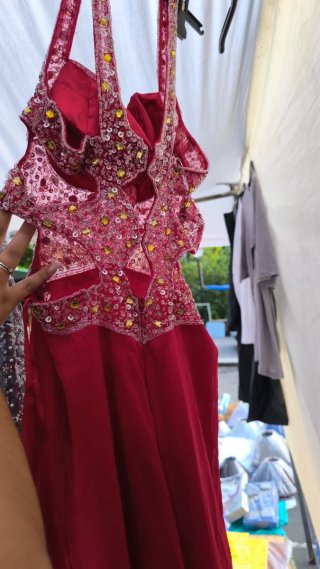 Vestido de fiesta rojo con pedrería