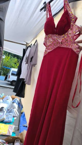 Vestido de fiesta rojo con pedrería