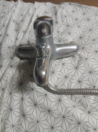 Grifo de bañera de metal plateado