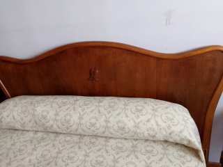 Dormitorio madera: cabecero, mesillas, cómoda