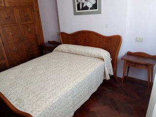 Dormitorio madera: cabecero, mesillas, cómoda