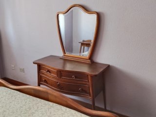 Dormitorio madera: cabecero, mesillas, cómoda