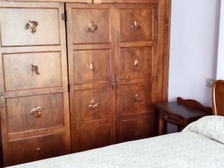 Dormitorio madera: cabecero, mesillas, cómoda
