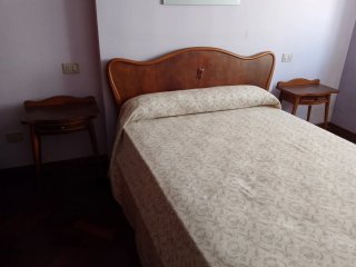 Dormitorio madera: cabecero, mesillas, cómoda
